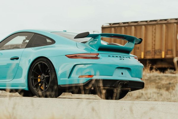 How to Choose and Install High-Performance Brake Pads on a Porsche Cayman GT4?